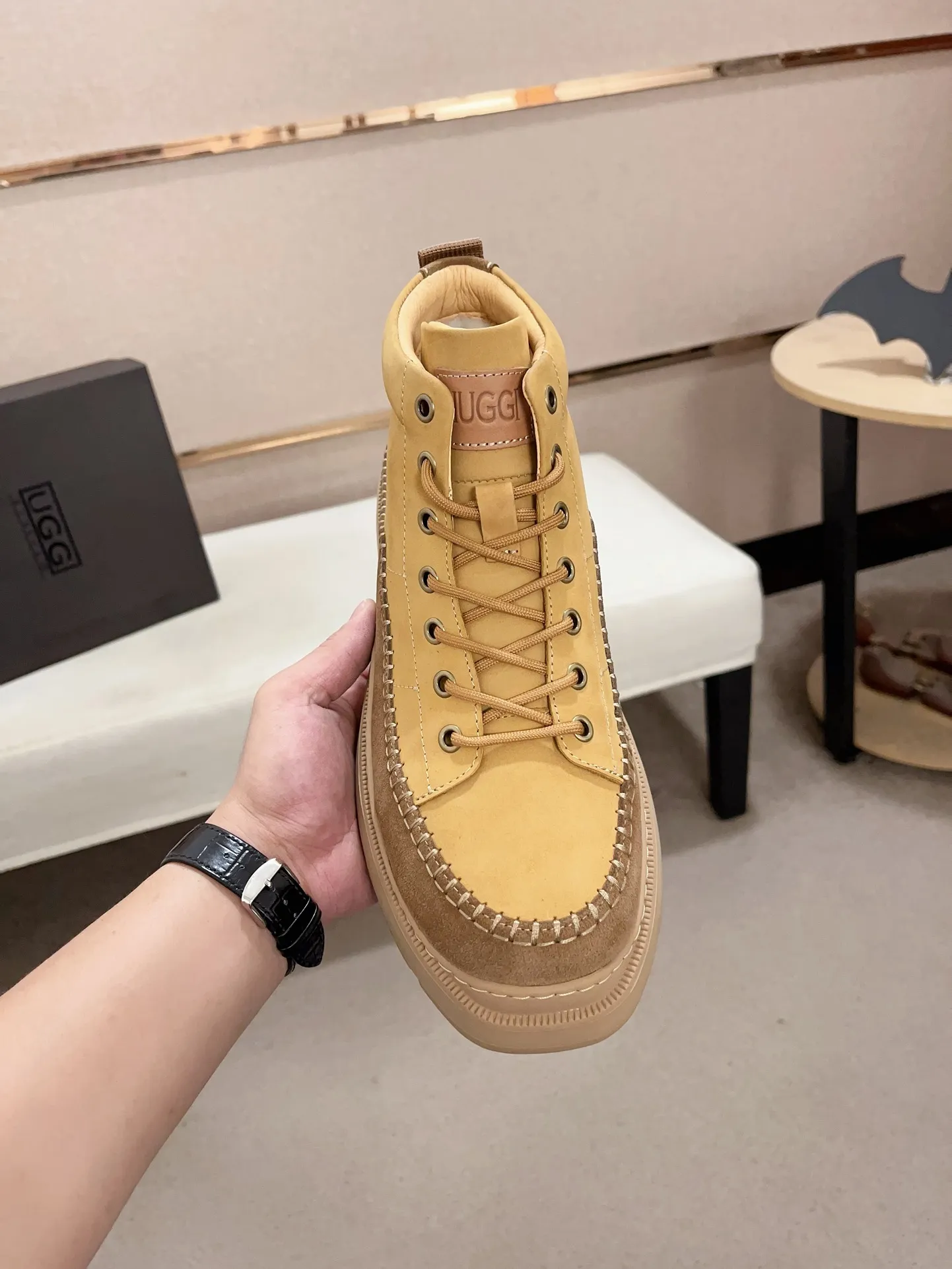 Factory price: 760💰North American men's shoes Ugg ☃️In the special sale of new high-quality men's shoes snow boots in autumn and winter, the nemesis of extreme cold weather! Made of cowhide leather, merino wool lining, and original outsole, whether driving, outdoor or daily wear, there is always one that suits you! Code number 39-44